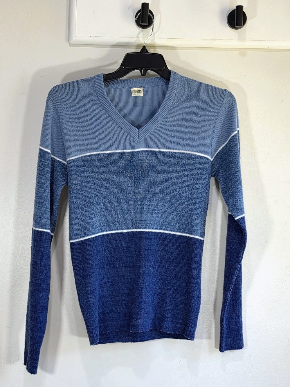 Vintage Men's Blue Three-Tone V-Neck Sweater